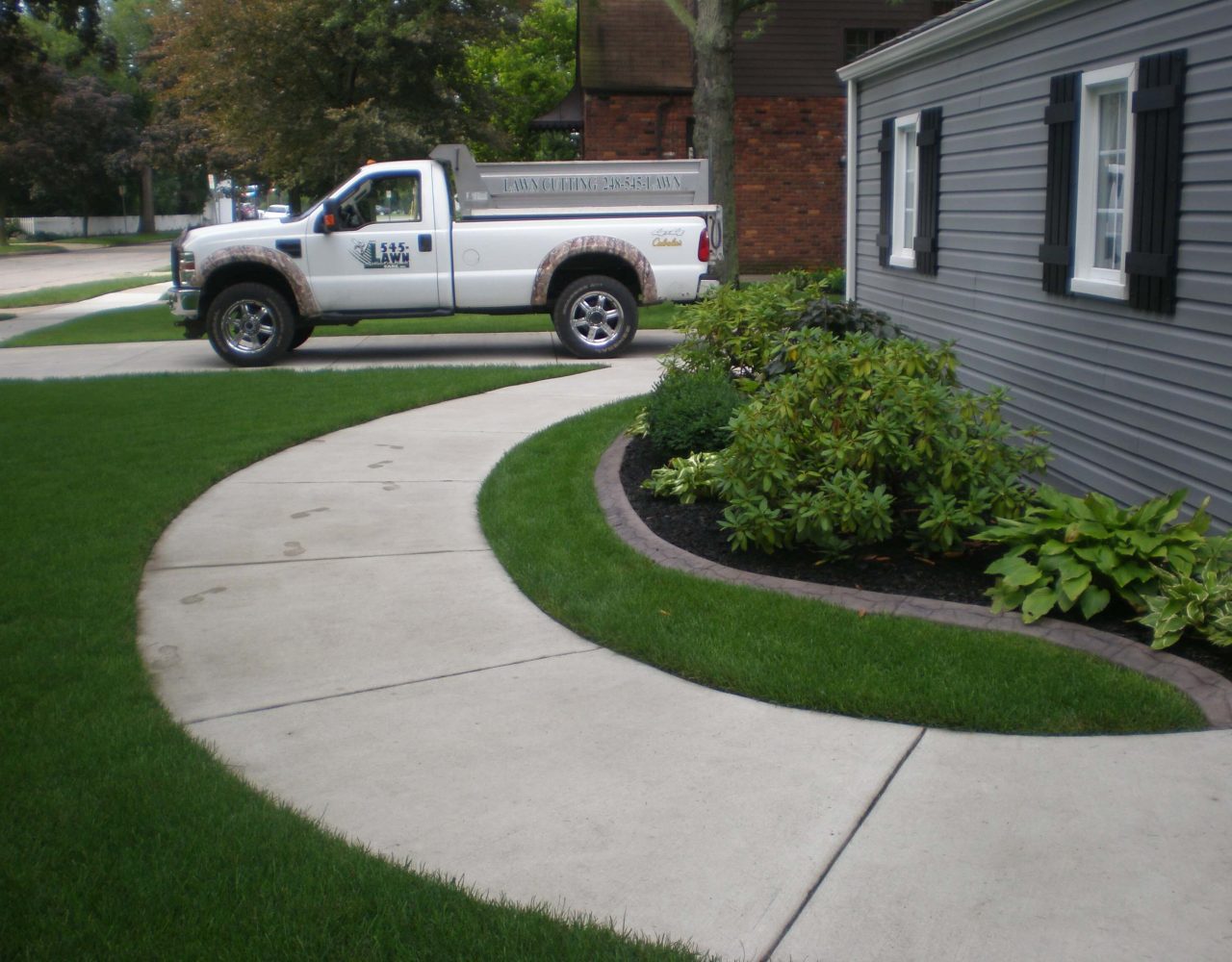 Royal_Oak_Michigan_decorative_lawn_edgin